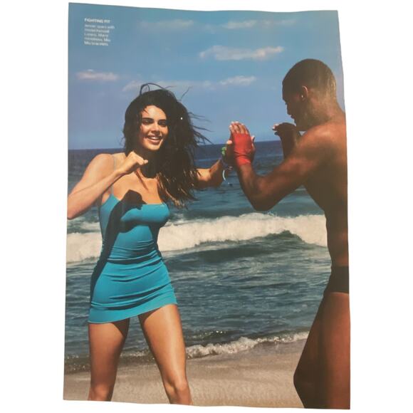 Kendall Jenner in Balenciaga Marni Magazine Print Summer 2024 Frame Ready - Picture 3 of 4